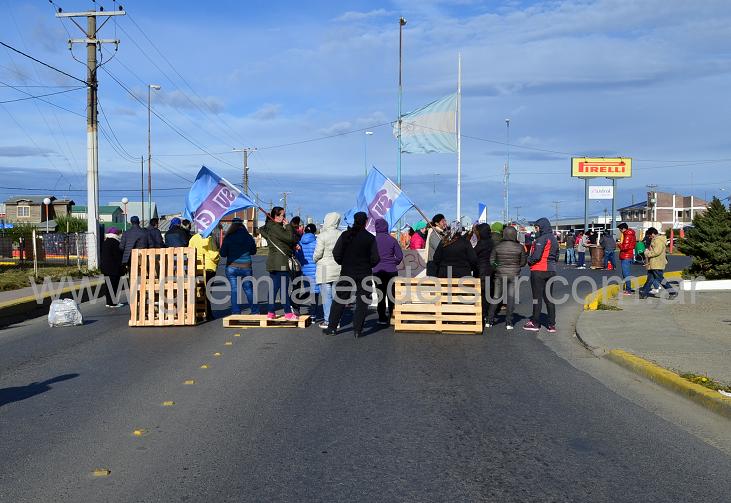 En Río Grande trabajadores estatales realizan piquetes en distintos puntos de la ciudad.