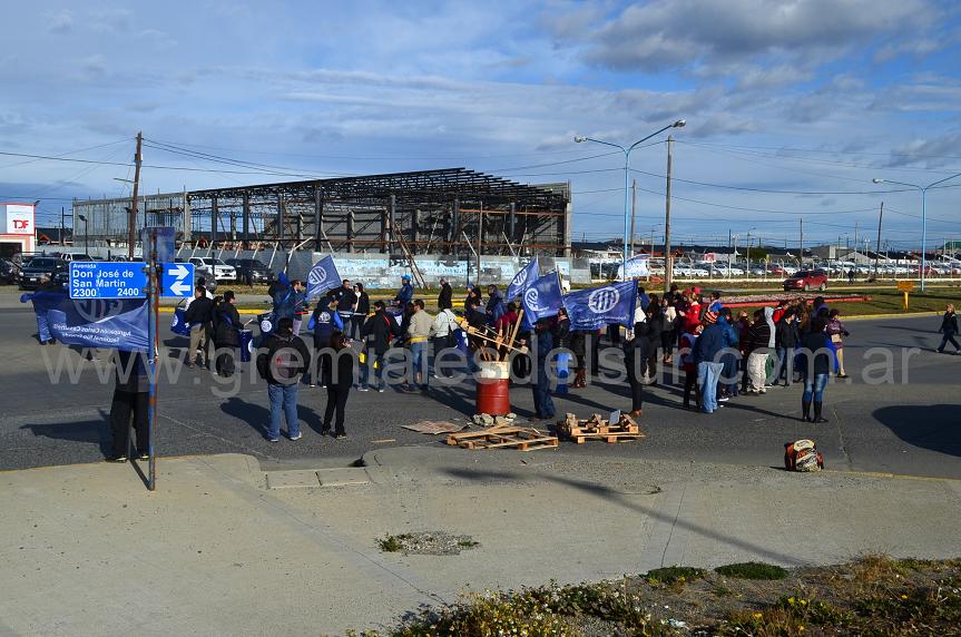En Río Grande trabajadores estatales realizan piquetes en distintos puntos de la ciudad.