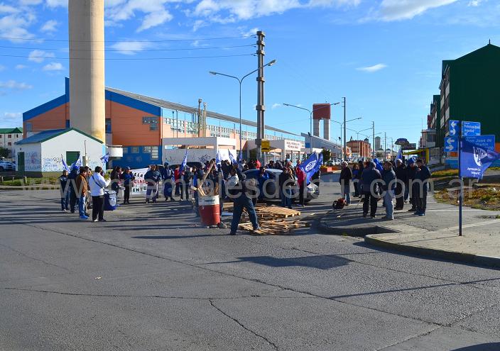 En Río Grande trabajadores estatales realizan piquetes en distintos puntos de la ciudad.