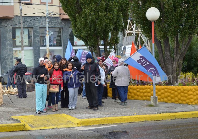 Trabajadores estatales de Río Grande realizaron una panfleteada en la intersección de San Martín y Belgrano.