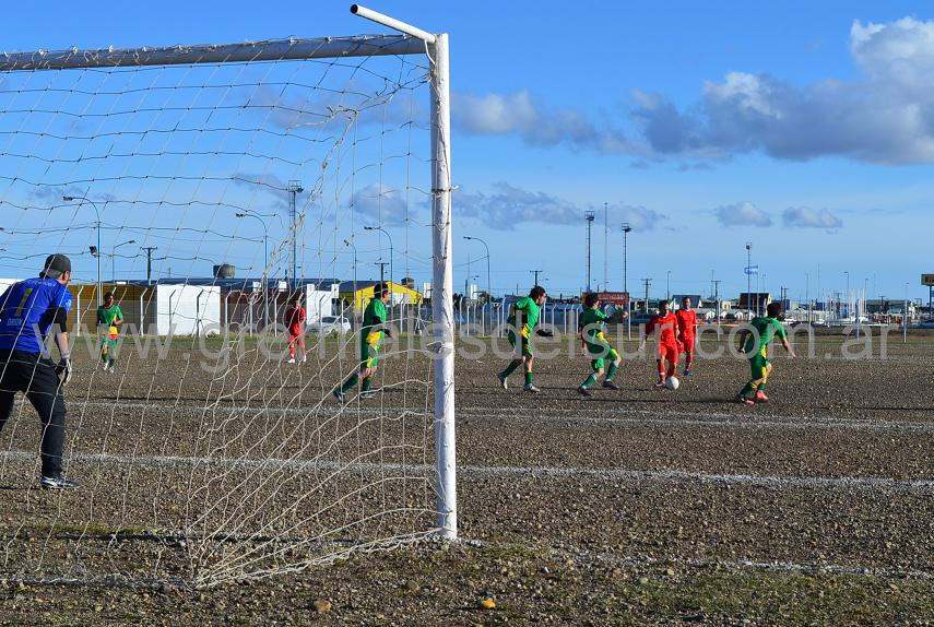 Petroquímico le ganó a Austral 2 a 1 y sigue puntero en la Primera