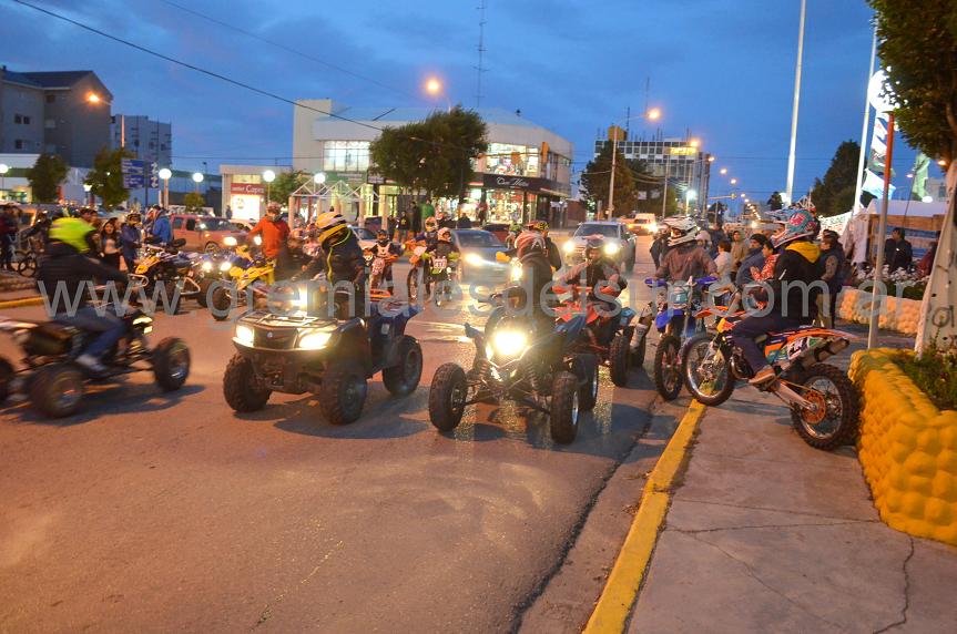 Un grupo de pilotos de motos y cuatriciclos reclamaron a los trabajadores estatales por el corte de ruta en Ushuaia.