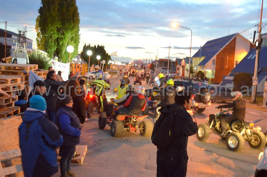 Un grupo de pilotos de motos y cuatriciclos reclamaron a los trabajadores estatales por el corte de ruta en Ushuaia.