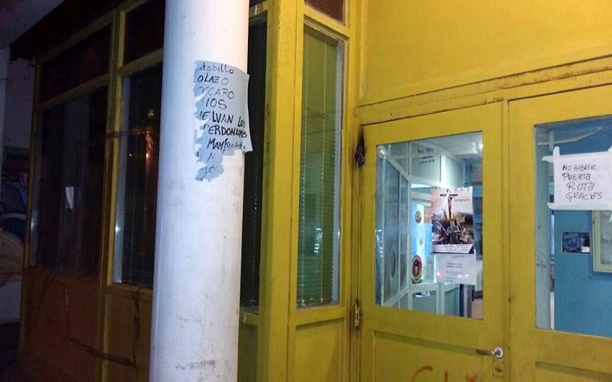 Enfermeros del Hospital de Río Grande denunciaron el desarme y el robo de la carpa que se había instalado al costado del acceso al nosocomio.