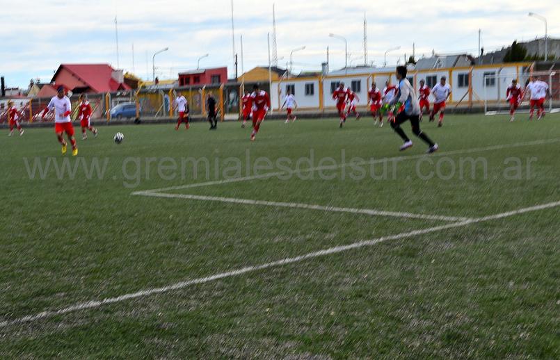 David Garay de Petroquímico se apresta a convertir el gol ante Progreso.