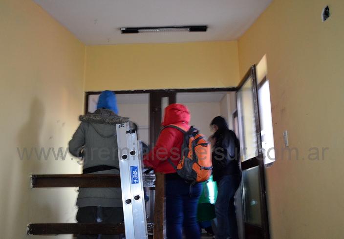 Trabajadores estatales, ocuparon los pasillos de la Dirección de Administración de la Delegación de Educación. 