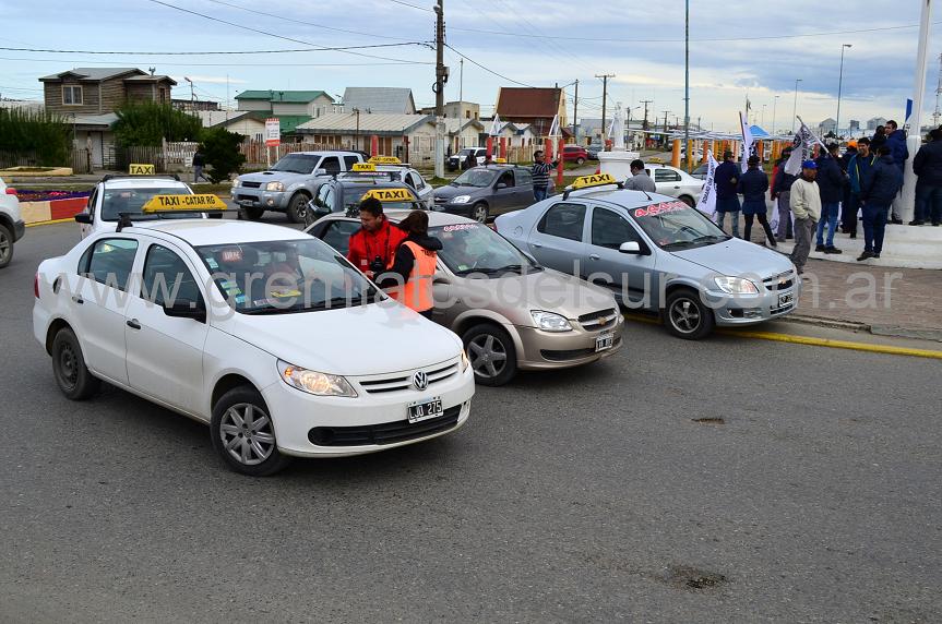 Los taxistas acompañaron la movilización de la UOM.