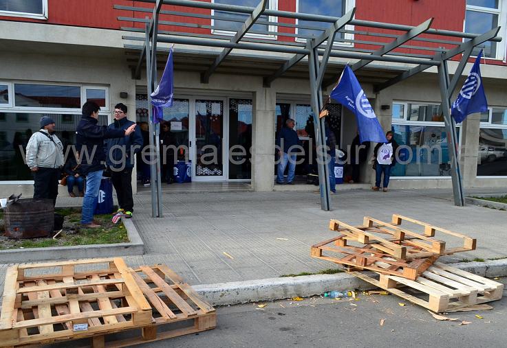 Trabajadores se manifestaron en el Centro Cultural Yaganes. 