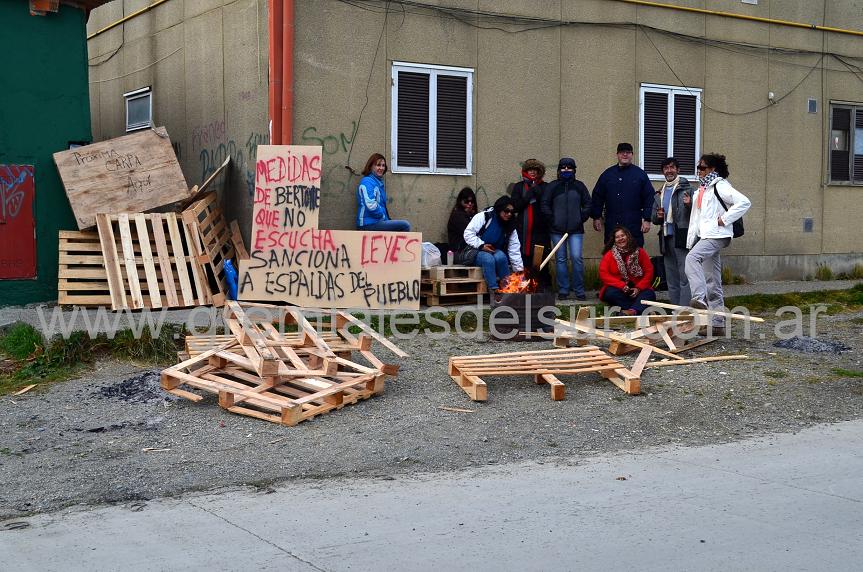 Trabajadores mantienen el piquete en la Dirección de Administración del Ministerio de Educación. 