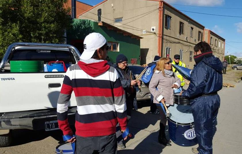 En Bº Intevu los trabajadores mantienen un piquete en dependencias de Educación.