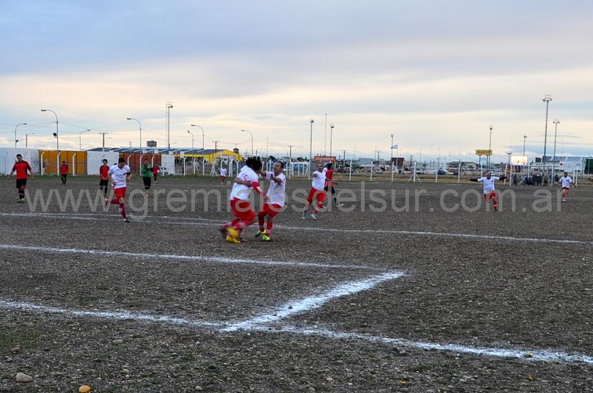 Petroquímico le ganó a Unión 3 a 1 y sigue como único puntero.