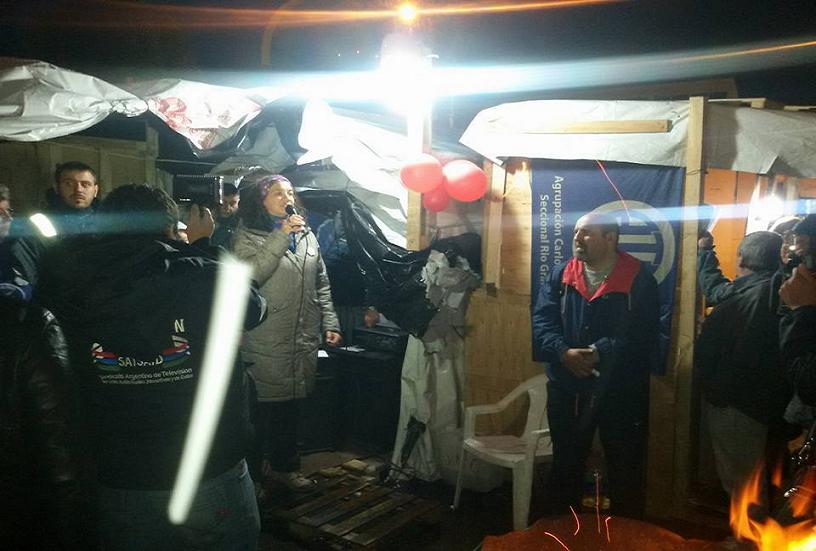 En el acampe de estatales en Río Grande se rindió homenaje a Carlos Fuentealba. Foto: Prensa ATE RG. 