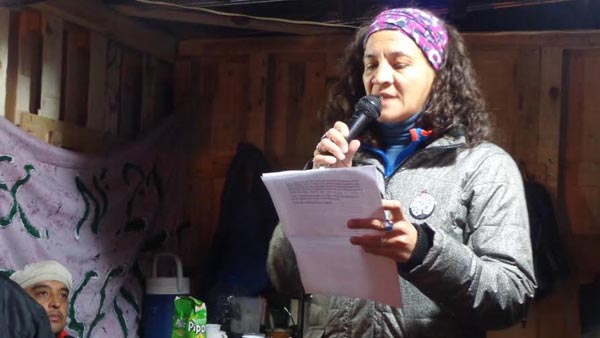 Verónica Andino, Secretaria General del SUTEF Río Grande, homenajeó a Carlos Fuentealba. Foto: p23.com.ar