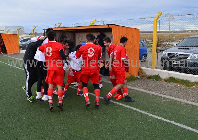 Petroquímico ya le ganó a Newman y sus jugadores festejan en el banco de suplentes.