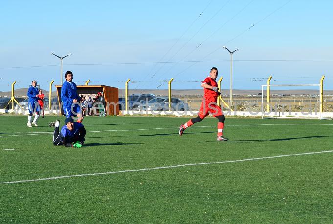 El arquero de Ampimpa alcanza a desviar la pelota y Petroquímico se queda sin abrir el marcador en el primer tiempo. 