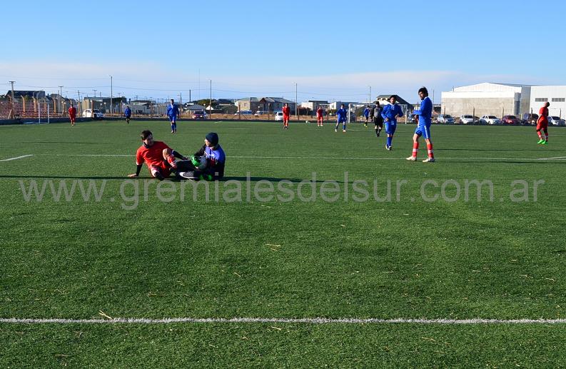 Otra llegada de Petroquímico en el primer tiempo ante Ampimpa.