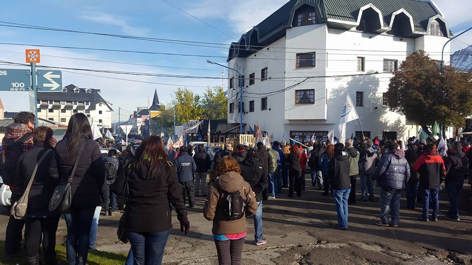 Judiciales instalaron una carpa frente a la sede del Superior Tribunal de Justicia.
