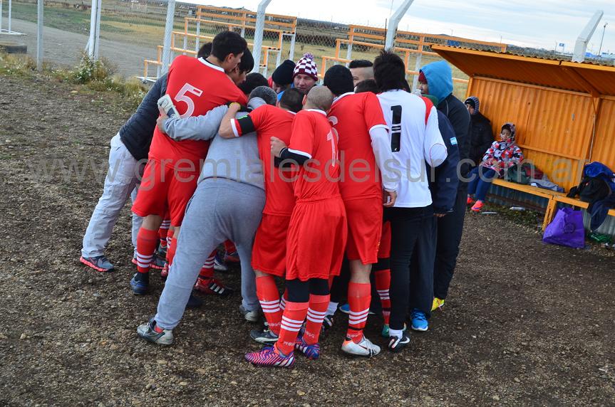 La arenga de Petroquímico previa al partido con Fueguino. 