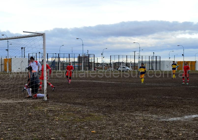 El arquero de Fueguino le contuvo un penal al arquero de Petroquímico.