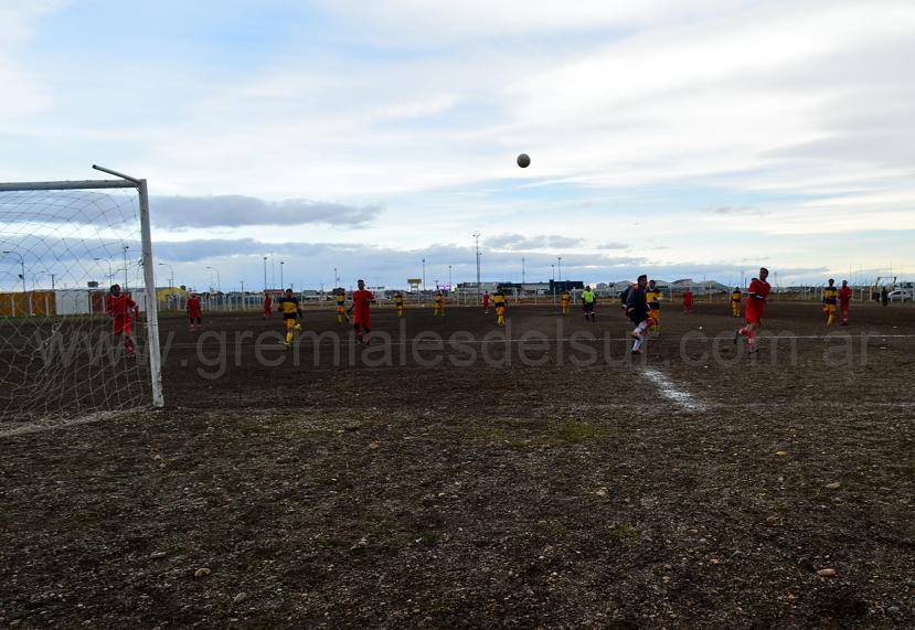 La pelota ya superó al arquero y Petroquímico convierte el tercer gol ante Fueguino. 