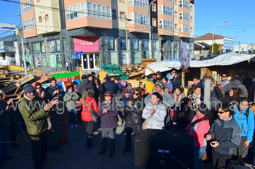 la Unión de Gremios y Jubilados Estatales de Tierra del Fuego conmemoró el Día del Trabajador con un acto y un festival popular en el acampe de San Martín y Belgrano. 
