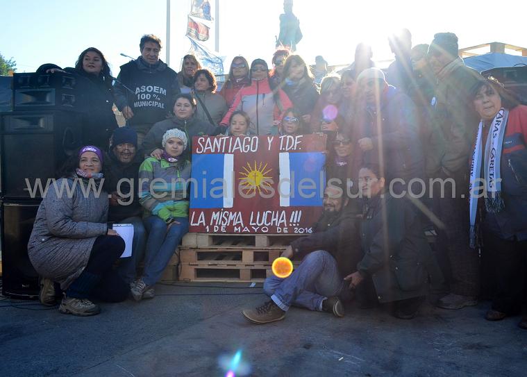la Unión de Gremios y Jubilados Estatales de Tierra del Fuego conmemoró el Día del Trabajador con un acto y un festival popular en el acampe de San Martín y Belgrano. 