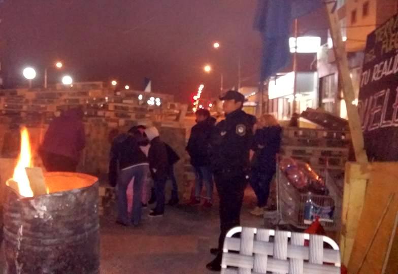 Por orden de la Justicia, en virtud de una denuncia del Ministro Díaz, la Cooperativa Eléctrica procedió a cortar la energía eléctrica en el acampe de San Martín y Belgrano en Río Grande.