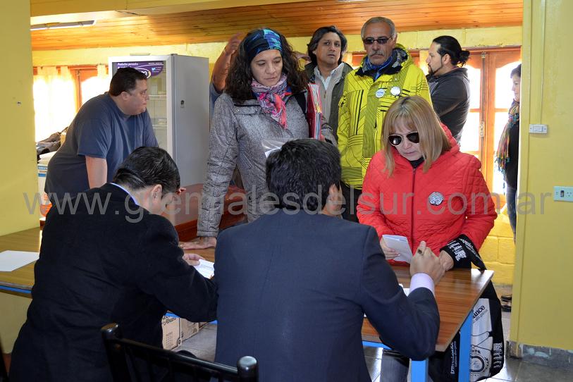 El Dr. Álvarez le niega el ingreso a María Gómez del Sindicato de Enfermeros.