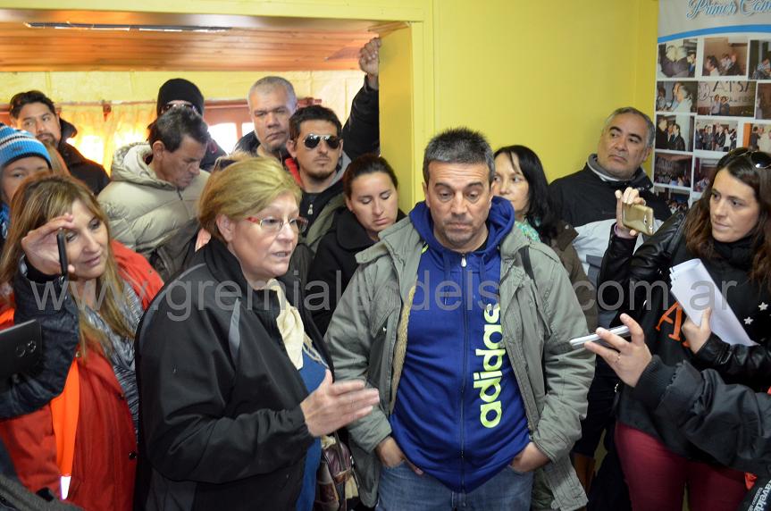 Elisa Dietrich de APOC, explicando al Dr. Álvarez la posición de la Unión de Gremios.