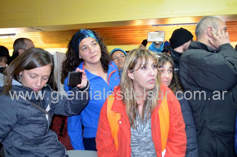 Sandra Esperón del SOEM tratando de que el Dr. Álvarez entienda el reclamo de la Unión de Gremios.