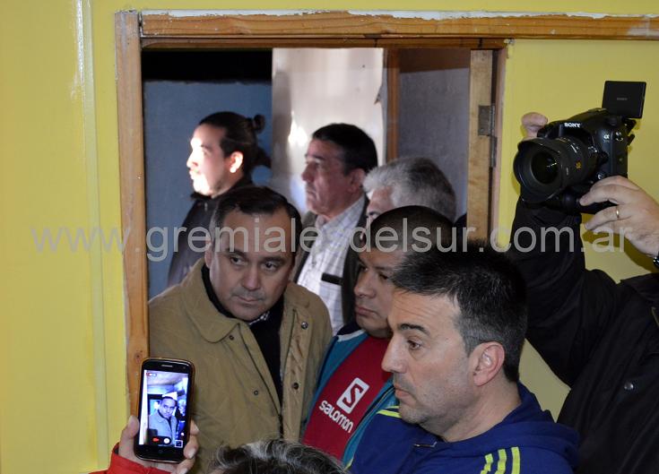 El Sr. de campera marrón, y el Sr. de remera roja, policías de civil en la sede de ATSA.