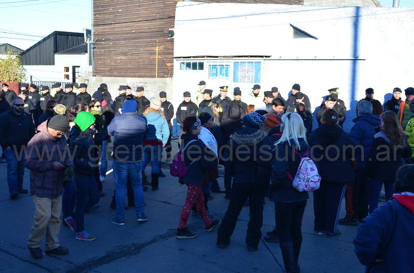 Militantes de la Unión de Gremios frente a la sede de ATSA, cordón policial de por medio.