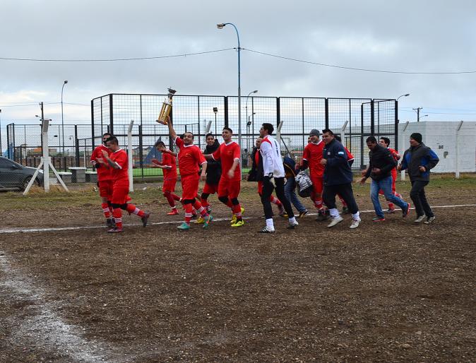 El equipo de Petroquímico Chinese le ganó 3 a 0 a Libertad y se despidió de la “B” dando la vuelta olímpica en la cancha del Cono de Sombra. 