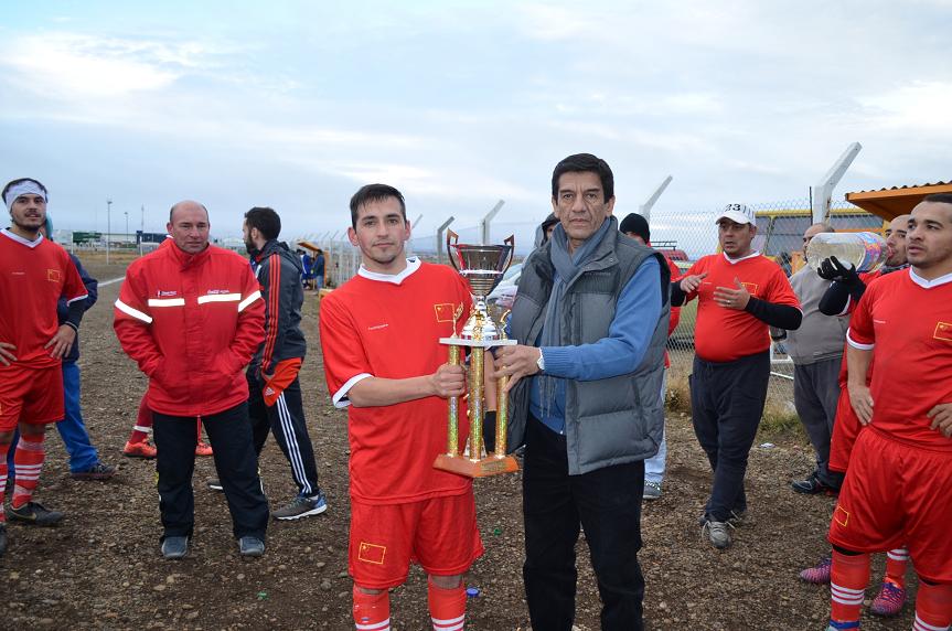 El Presidente de la Liga, Alberto Martínez, entrega el trofeo al capitán de Petroquímico Jorge Barría.