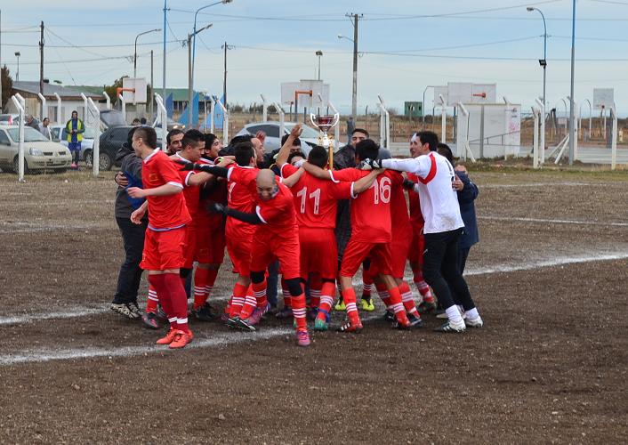 El equipo de Petroquímico Chinese le ganó 3 a 0 a Libertad y se despidió de la “B” dando la vuelta olímpica en la cancha del Cono de Sombra. 