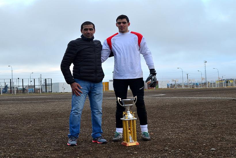 Cesar González, DT de Petroquímico, y el arquero Agustin Mossetto.