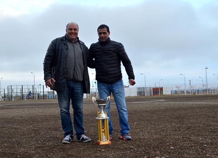 Mario Camino, dirigente de Petroquímico, y el DT Cesar González.