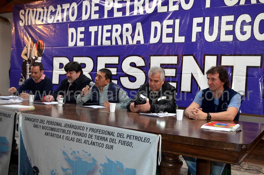 Los gremios petroleros de Tierra del Fuego presentaron en conferencia de prensa el proyecto para declarar al gas servicio esencial.