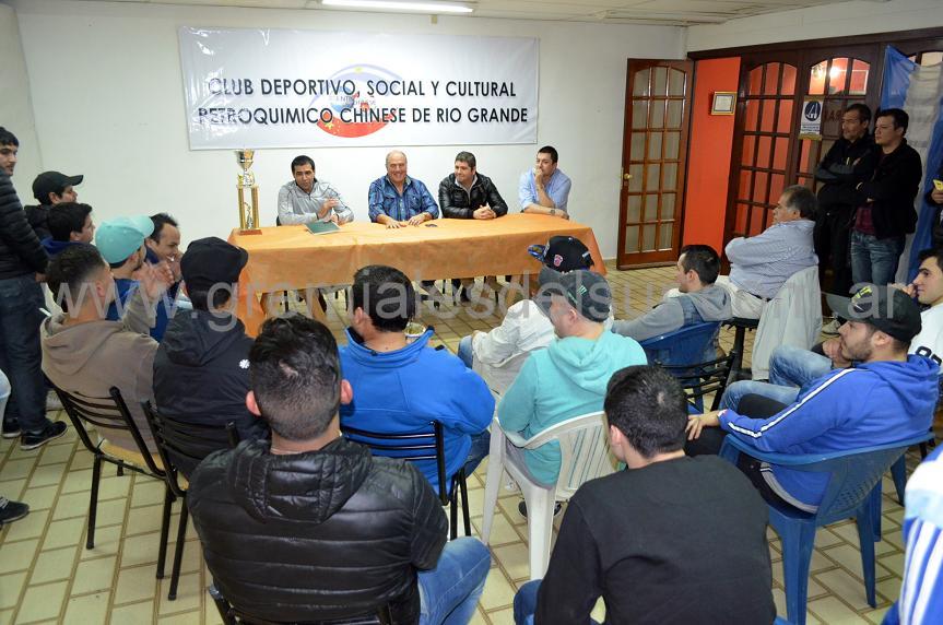 Cesar Gonzalez, Mario Camino, Gastón Natale, y Fabio Pesce en la primera reunión con los jugadores de Petroquímico.