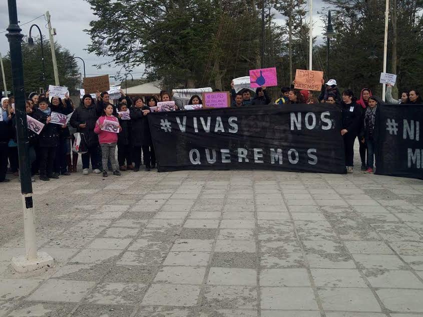 En Tolhuin, las mujeres concentraron en la plaza principal. 