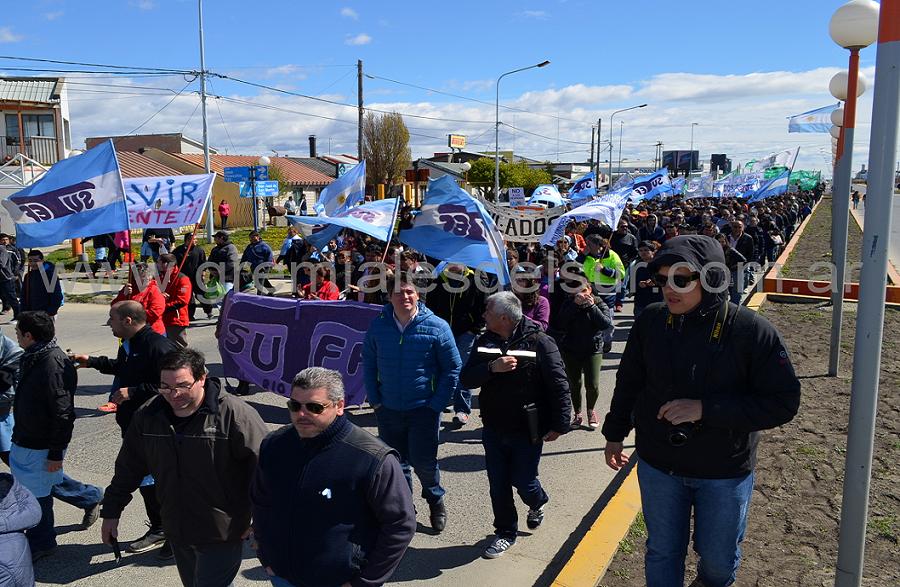 La marcha de la UOM estuvo acompañada por docentes del SUTEF.
