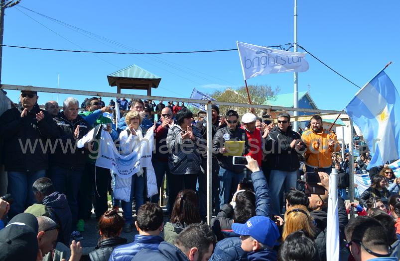 Algunos de los dirigentes gremiales y políticos en el palco que se montó en San Martín y Belgrano.