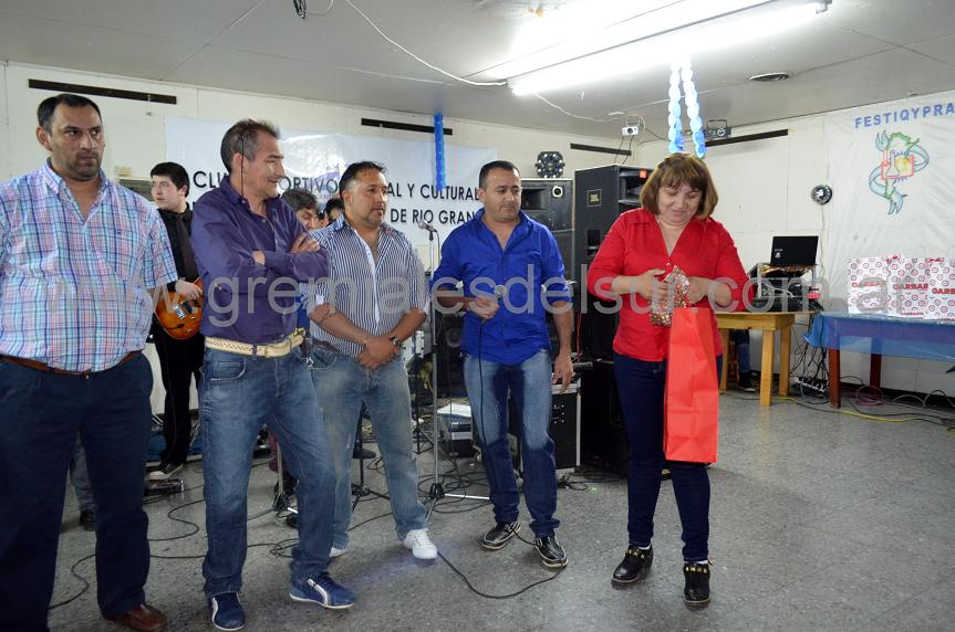 El sindicato le entregó un presente a la trabajadora Juana Morinigo. 