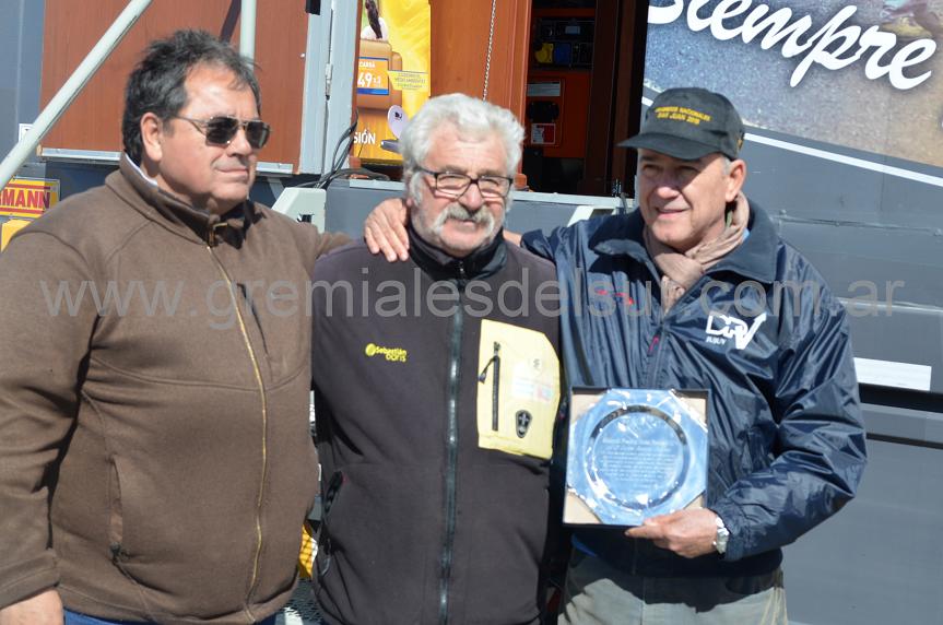 Trabajadores viales entregaron un presente a Carlos Beltrán (der.).