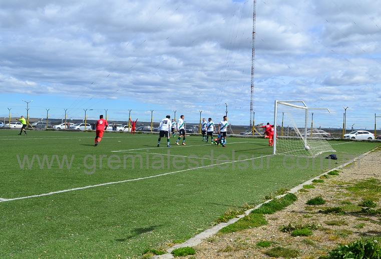 El árbitro del partido señala la mitad de la cancha, gol de Jorge Maller para el empate parcial de Petroquímico.